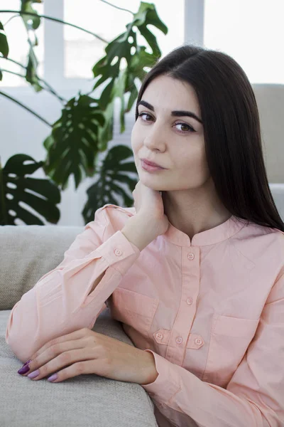 Menina feliz em roupas casuais, sorrindo para a câmera — Fotografia de Stock