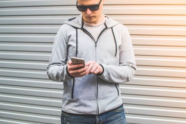 Adam telefonda konuşuyor.