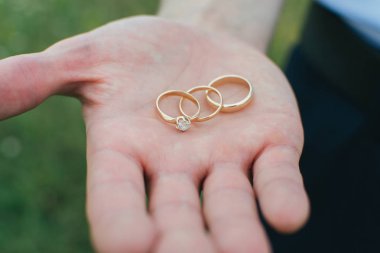 Alyans el avuç üzerinde