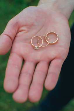 Alyans el avuç üzerinde