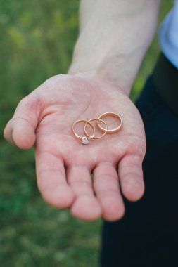 Alyans el avuç üzerinde