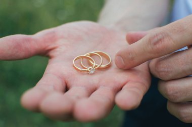 Alyans el avuç üzerinde