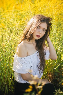 Sahadaki genç kız.