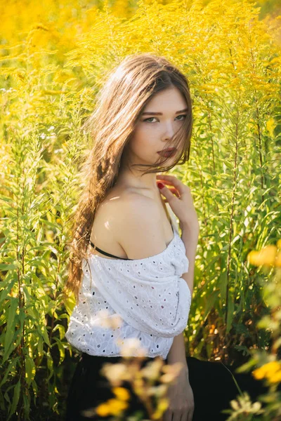 Sahadaki genç kız.