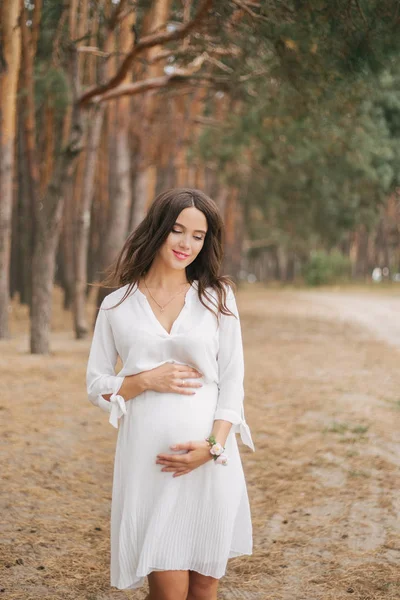 Belle Fille Enceinte Dans Parc — Photo