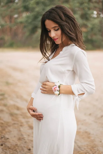 公園の美しい妊娠中の女の子 — ストック写真