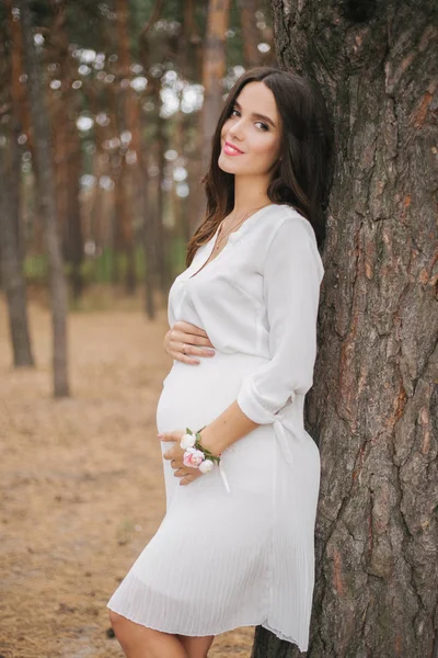 公園の美しい妊娠中の女の子 — ストック写真