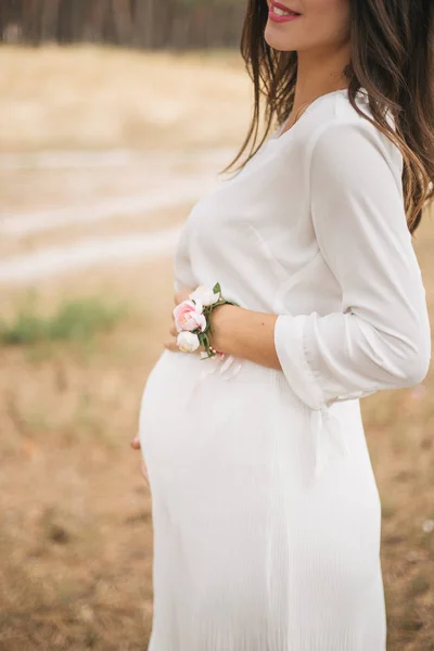 Vackra Gravid Flicka Parken — Stockfoto