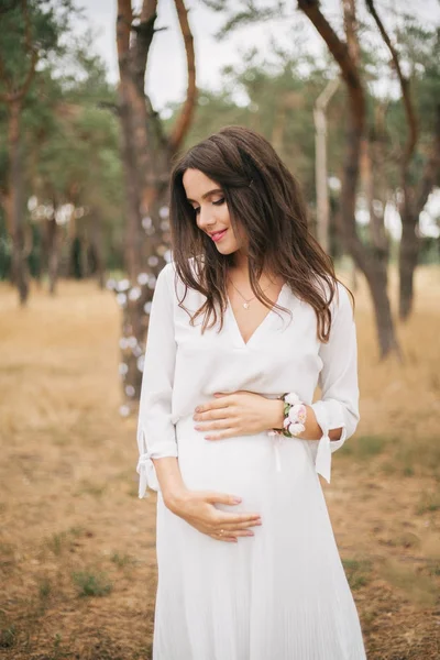 Belle Fille Enceinte Dans Parc — Photo