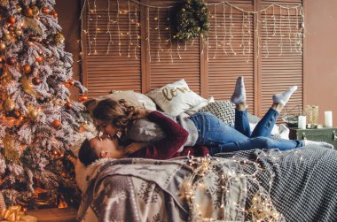 Güzel genç çift yatakta aşık