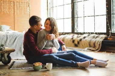 Güzel çift mutfakta kahve hazırlama