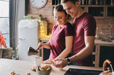 Güzel çift mutfakta kahve hazırlama