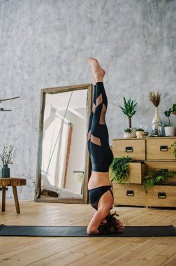 Pratik yoga, Sirasana sirsasana duran genç çekici kadın
