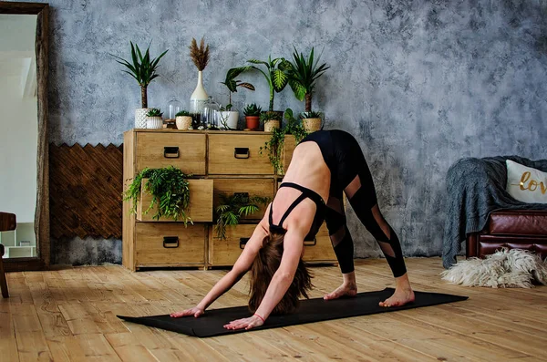 Jeune Femme Attrayante Pratiquant Yoga Debout Dans Exercice Vers Bas — Photo