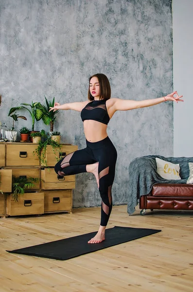 Chica Atleta Dedicada Yoga Casa —  Fotos de Stock