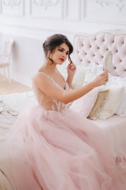 Lüks pembe elbiseli güzel kız