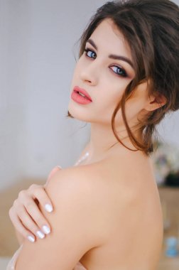 Lüks pembe elbise giymiş bir genç kız bir tatil 8 Mart,