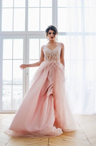 Hermosa Chica Lujoso Vestido Rosa Está Pie Cerca Ventana —  Fotos de Stock