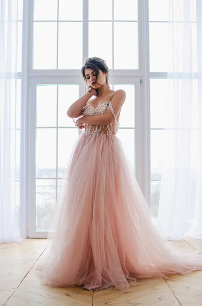 Lüks Pembe Elbiseli Güzel Kız Pencerenin Duruyor — Stok fotoğraf