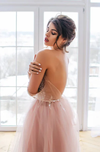 Menina Bonita Vestido Rosa Luxuoso Está Perto Janela — Fotografia de Stock