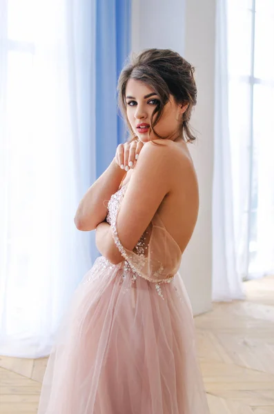 Schöne Mädchen Einem Luxuriösen Rosa Kleid Steht Fenster — Stockfoto
