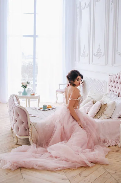 Hermosa Chica Lujoso Vestido Rosa —  Fotos de Stock