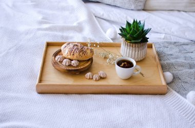 Yatakta kahvaltı. Pencere ışık