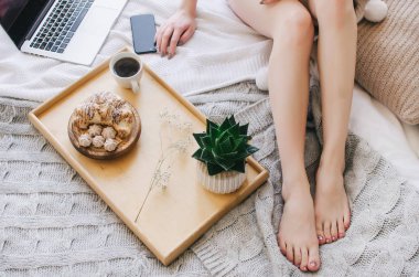 Bir tepsi, hoş kokulu kahve ve kruvasan yatakta kahvaltı