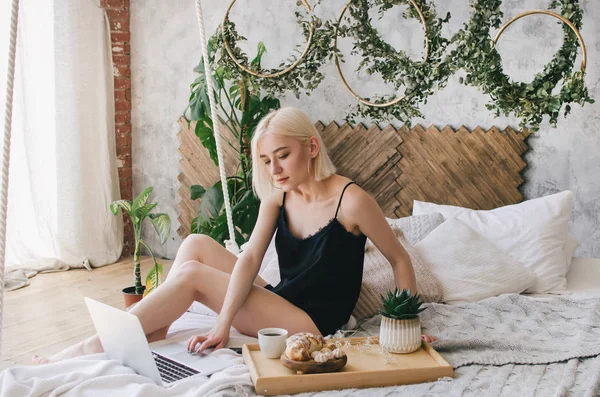 Genç kız sabah yatakta kahve içecekler