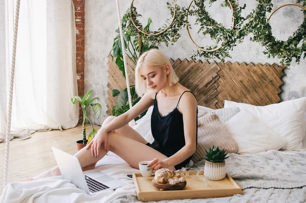 Genç kız sabah yatakta kahve içecekler