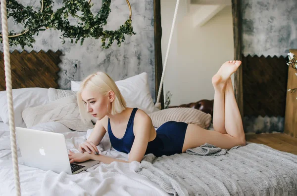 Сексуальна Блондинка Лежить Ліжку — стокове фото