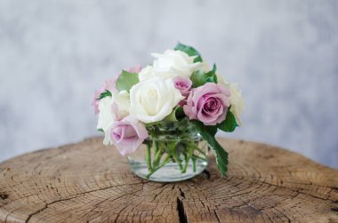 Güzel Gül kokulu, ev zevkli bir Vazoda Çiçekler