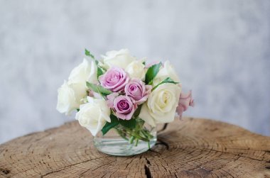 Güzel Gül kokulu, ev zevkli bir Vazoda Çiçekler