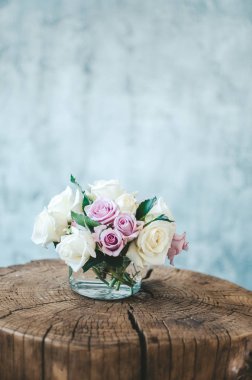 Güzel Gül kokulu, ev zevkli bir Vazoda Çiçekler