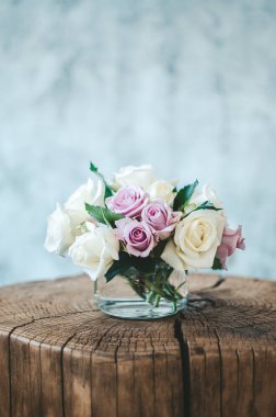 Güzel Gül kokulu, ev zevkli bir Vazoda Çiçekler