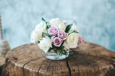 Güzel Gül kokulu, ev zevkli bir Vazoda Çiçekler