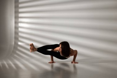 Yoga yapan genç bir kız, yoga yapan bir kız.