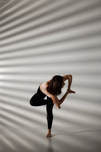 Chica Joven Haciendo Yoga Chica Haciendo Ejercicios Yoga —  Fotos de Stock