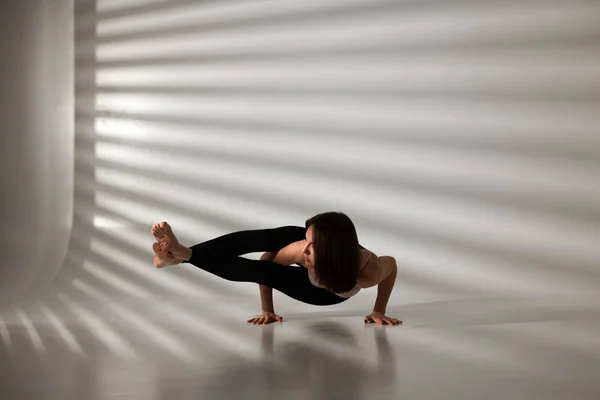 Junges Mädchen Macht Yoga Mädchen Macht Yoga Übungen — Stockfoto