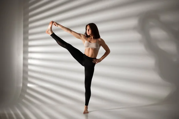 Junges Mädchen Macht Yoga Mädchen Macht Yoga Übungen — Stockfoto