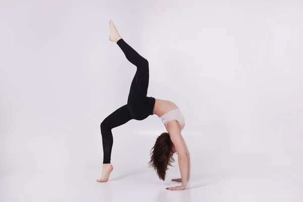 Joven Hermosa Chica Realiza Ejercicios Yoga —  Fotos de Stock