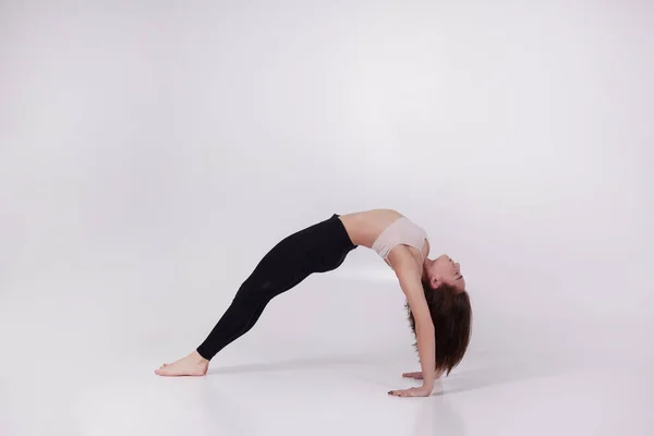 Junges Schönes Mädchen Macht Yoga Übungen — Stockfoto