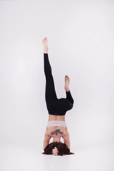 Jovem Menina Bonita Executa Exercícios Ioga — Fotografia de Stock