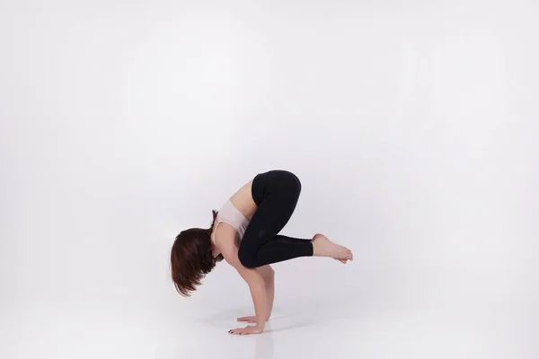 Jovem Menina Bonita Executa Exercícios Ioga — Fotografia de Stock