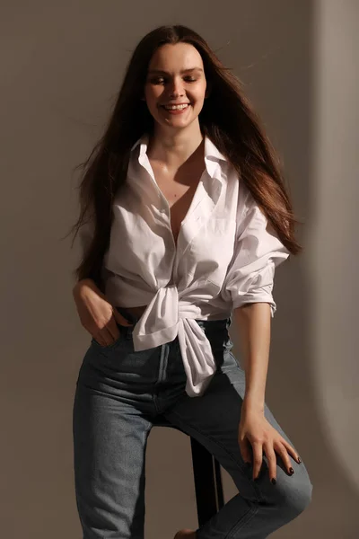 Mladá Dívka Pózuje Před Kamerou Krásná Dívka Bílé Košili — Stock fotografie