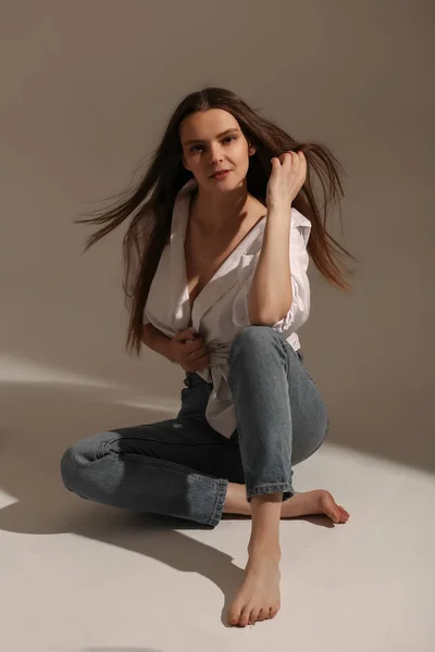 Niña Posando Para Cámara Hermosa Chica Una Camisa Blanca —  Fotos de Stock