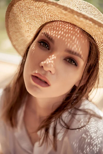 Retrato Moda Beleza Modelo Menina Bonita Chapéu Vermelho Maquiagem Elegante — Fotografia de Stock