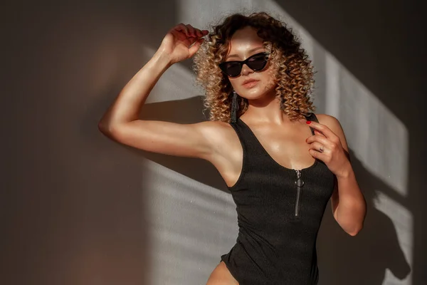 Junge Sexy Blonde Frau Posiert Modischen Badeanzug Mädchen Mit Idealem — Stockfoto