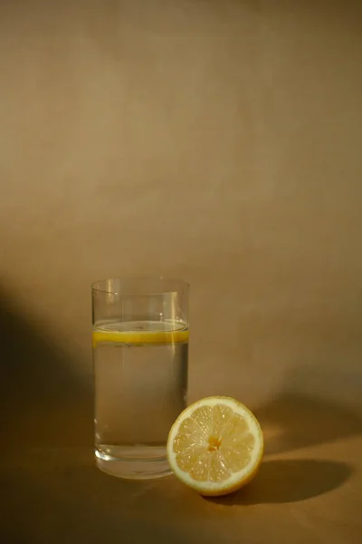 Bebida Cítrica Con Limones Vaso Agua Con Limón Bebida Desintoxicación —  Fotos de Stock