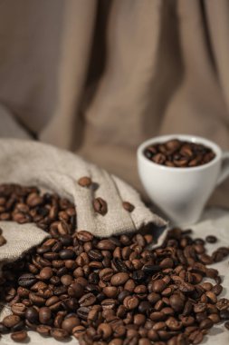 Kahve fincanı ve kahve çekirdekleri poşette.